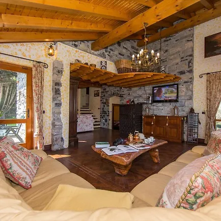 Sleeps 8 Pool Air Con
