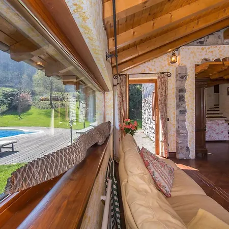Sleeps 8 Pool Air Con *