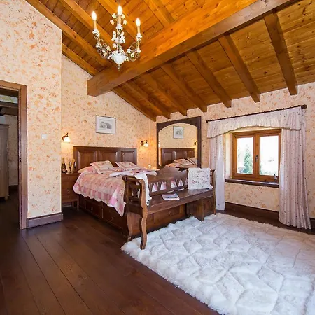 Villa Sleeps 8 Pool Air Con *